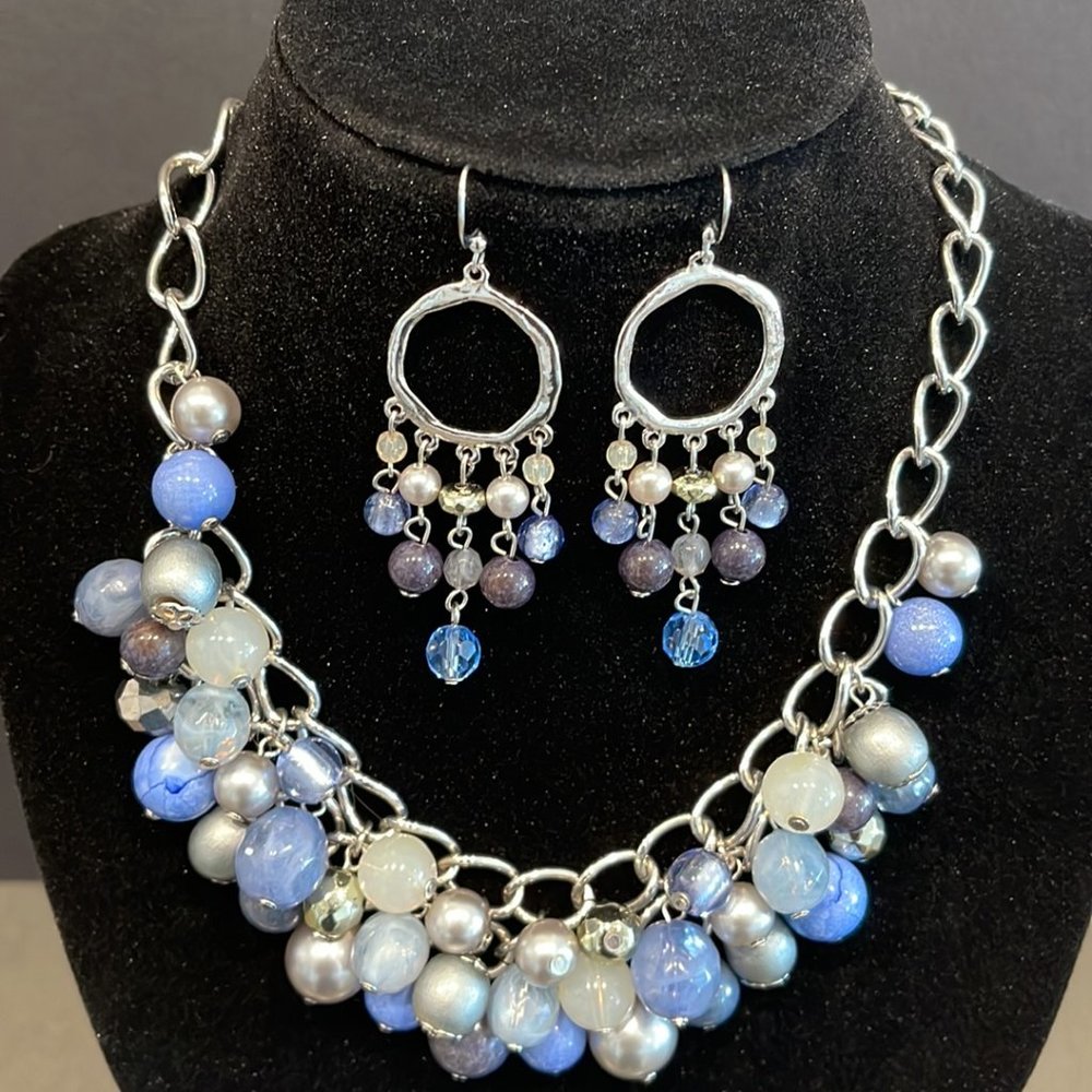 Multcolored Pearl Plastron Necklace & Earrings - Picture 2 of 7